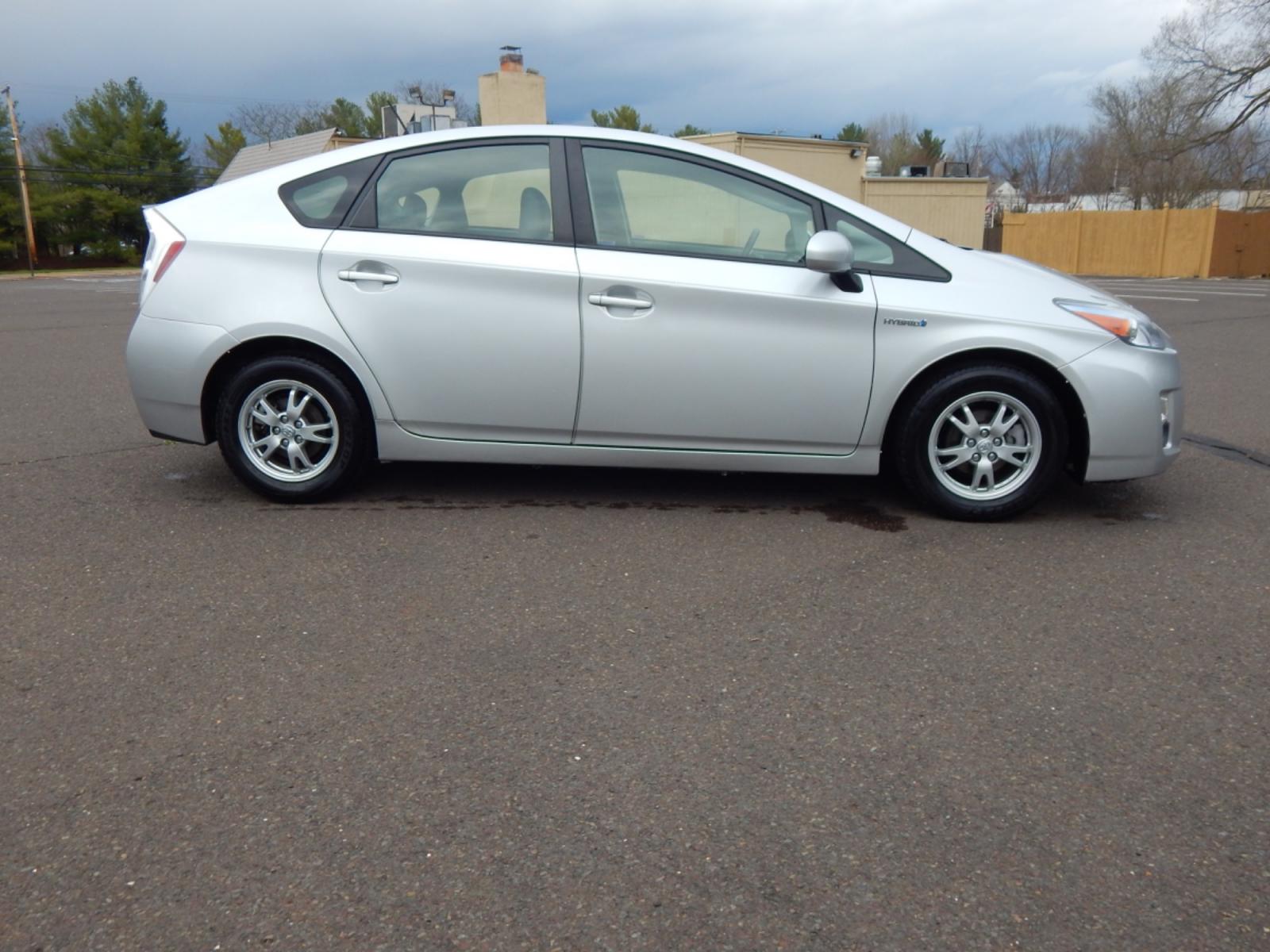 2010 Silver /Gray Leather Toyota Prius IV (JTDKN3DU1A0) with an 1.8 liter 4cyl hybrid engine, CVT Automatic transmission, located at 6528 Lower York Road, New Hope, PA, 18938, (215) 862-9555, 40.358707, -74.977882 - Photo #4